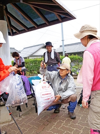 ごみの量を計測中
